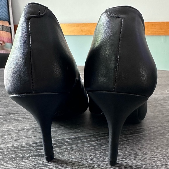 Merona Black Stilettos - 2 1/2 inch heels - pointy toe - Picture 4 of 9